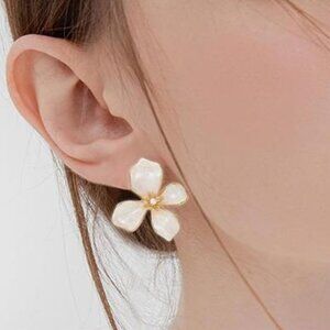 White Flower Dangle Earrings – Elegant Pearl-Embellished Design